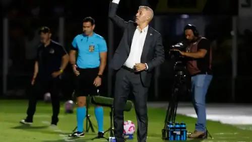 Desfalques e incertezas: São Paulo enfrenta desafio na escalação contra o Corinthians em clássico decisivo