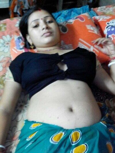 Beautiful Village Wife (2025) Hindi Hot Short Film 720p HDRip 250MB Download