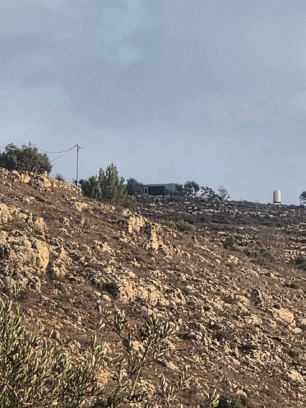 مستوطنون يقتحمون ويقيمون خيامًا إضافية في البؤرة الاستيطانية التي أقيمت على جبل قماص، الواقعة بين بلدتي بيتا وأوصرين جنوب نابلس...