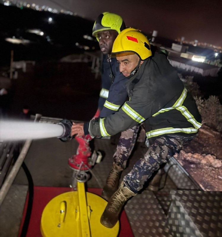 بعد استمرار العمل لأكثر من 6 ساعات، تمكن الدفاع المدني من السيطرة على حريق نشب في أكوام من الخردة والمخالفات البلاستيكية في بلدة اذنا غرب الخليل....