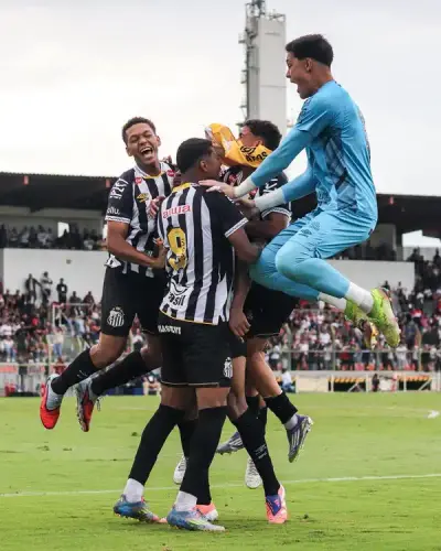 Santos reage após estar 3 a 0 atrás, empata com o São Paulo e leva o título sub-20 nos pênaltis