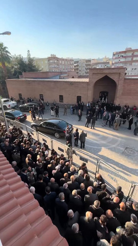 GiLI zRDLTUIfC3B.jpg