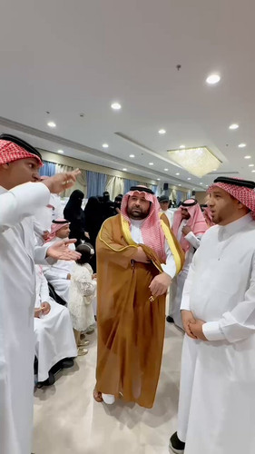 ELXhALow QT1zTz3.jpg