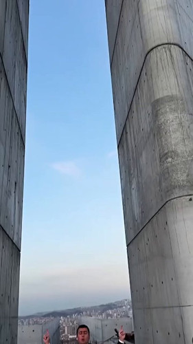 R PINAQQY0J d eh.jpg