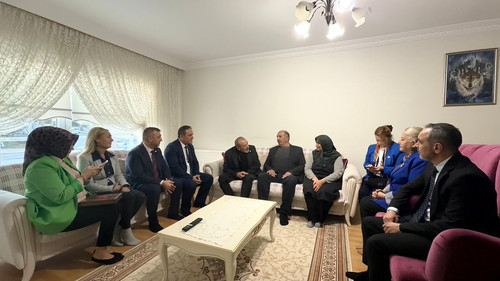 G7QqIk6WsAAjq7K.jpg