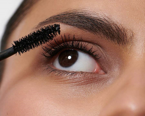 Make-Up Application Volume Mascara 01 Black - 2749 Webshop; Make-Up Anwendung Volume Mascara 01 Blac.jpg