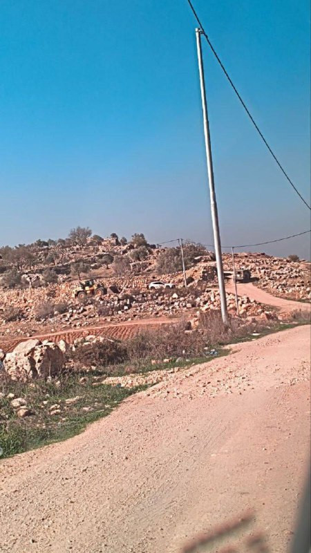 قوات الاحتلال استولت اليوم على أعمدة أثرية من موقع بيزنطي في قرية المزرعة الشرقية شمال شرقي رام الله...