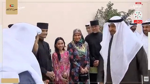 G7UzOlHXAAAI2C0.jpg