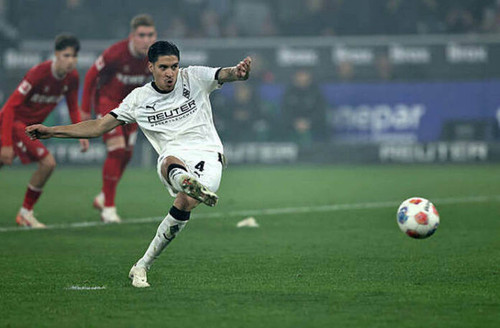 Momen Kevin Diks mengeksekusi penalti dan mencetak gol pertamanya di Liga Jerman Getty Images 696x45.jpg