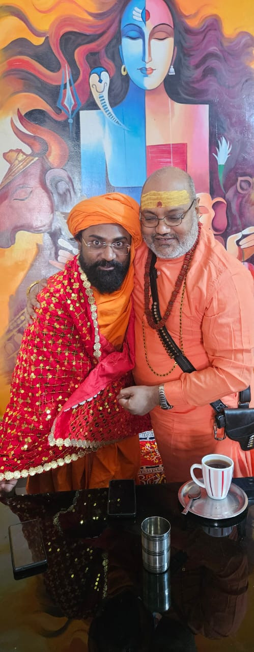 03 12 2025 शिष्य स्वामी जितेंद्रानंद जी मां और महादेव के दर्शन करने शिवशक्ति धाम डासना आए.jpg