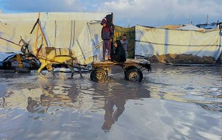 بحر مياه في مواصي خانيونس بعد المنخفض الجوي، مما يزيد من صعوبة وقسوة حياة النازحين....