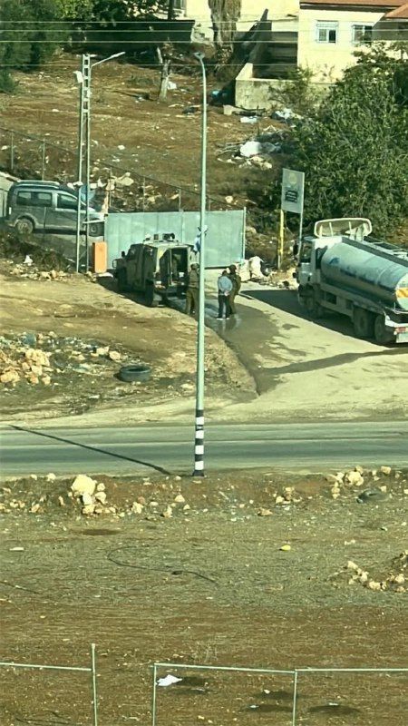 اعتقلت قوات الاحتلال مدير شركة كهرباء الجنوب أنور النواجعة والموظفين ماردونا مخامرة وأحمد أبو مقدم على مدخل الشركة شرق مدينة دورا جنوب الخليل....