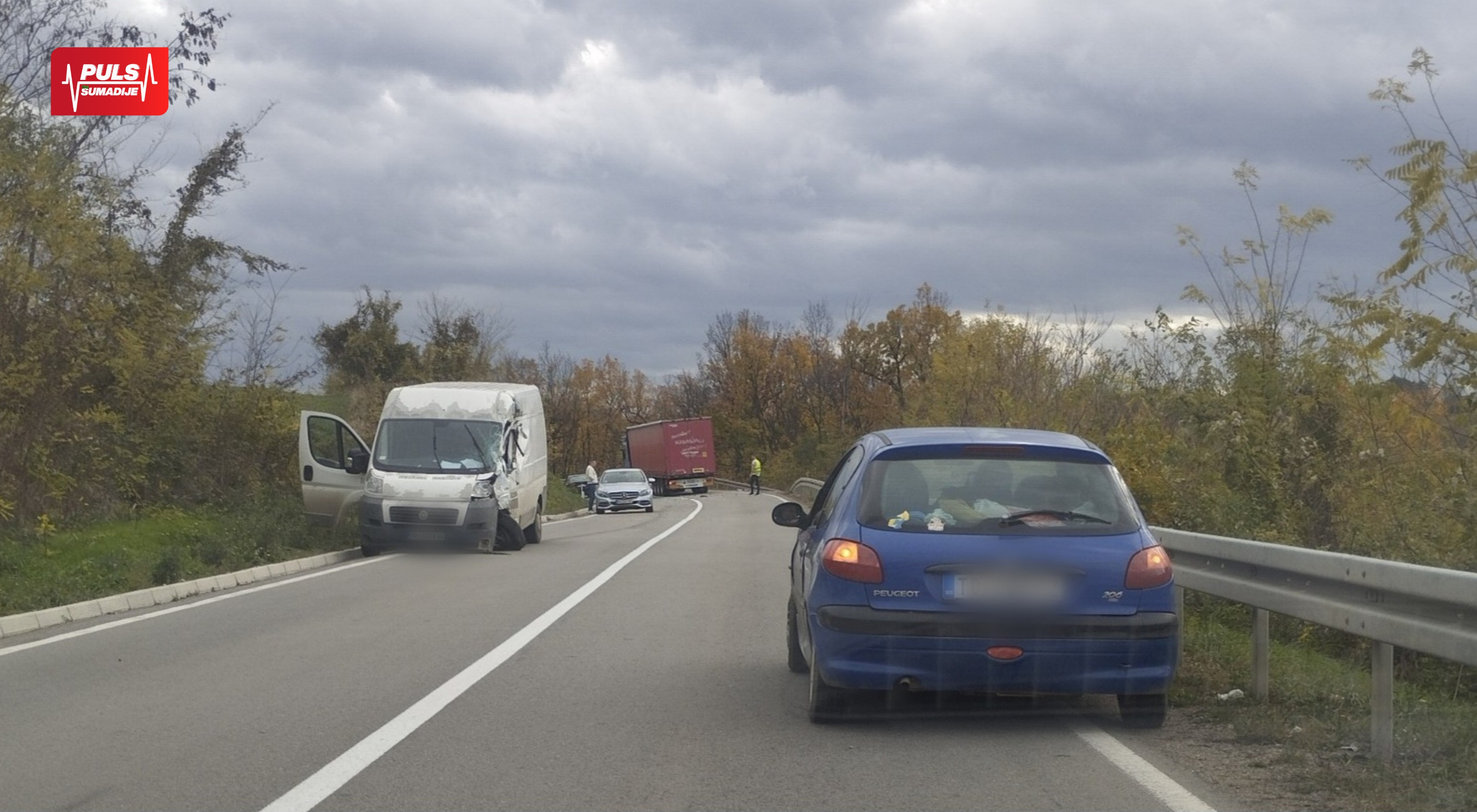 TEŽAK SUDAR NA PUTU KRAGUJEVAC TOPOLA: Kamion i kombi završili smrskani pored puta, više osoba povređeno!