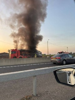 قناة 12 العبرية: اندلع حريق في شاحنة على بُعد نحو 200 متر قبل مدخل مطار بن غوريون، مما أدى إلى تأخيرات في حركة الدخول إلى المطار وتضرر حركة السير في ا...