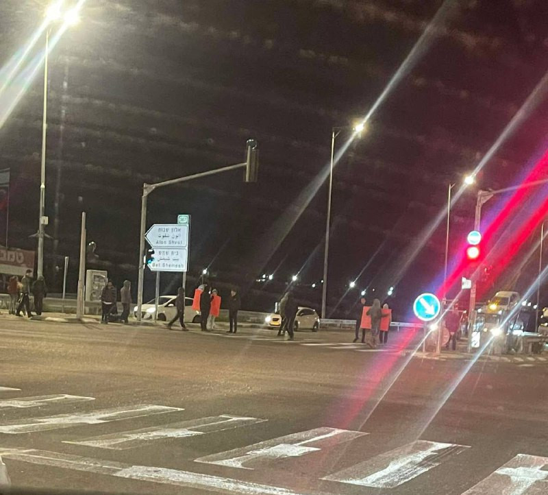 مستوطنون يهاجمون المركبات الفلسطينية عند مفترق مستوطنة "أفرات" جنوب بيت لحم....