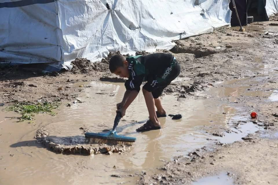 نازحون يواجهون صعوبة في إنقاذ خيامهم وممتلكاتهم التي تضررت بسبب الأمطار الغزيرة في قطاع غزة....