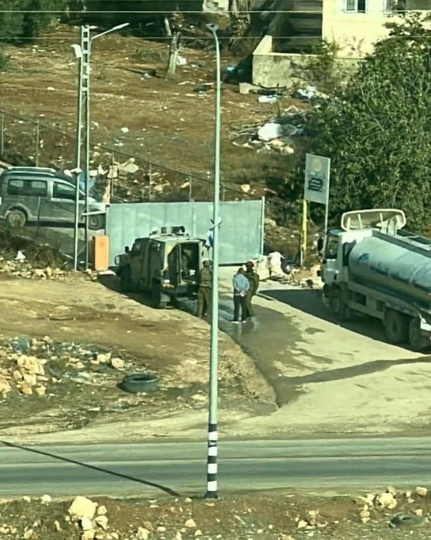 جيش الاحتلال يعتقل مدير شركة كهرباء الجنوب أنور النواجعة والموظفين: ماردونا مخامرة وأحمد أبو مقدم على مدخل الشركة الواقع بمحاذاة شارع 60 شرق مدينة دور...