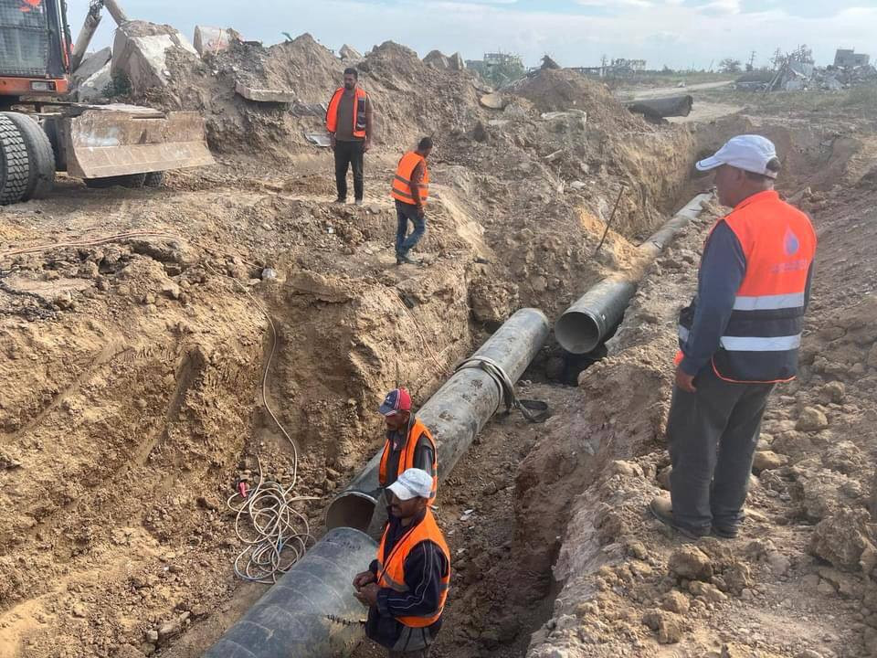 سلطة المياه في غزة: نقل مياه الشرب بالصهاريج هو الوسيلة الآمنة الوحيدة حالياً في قطاع غزة، ونواجه مشكلة اختلاط مياه الصرف الصحي ودخولها إلى الأنابيب....