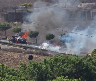 صورة| الطيران المسير الإسرائيلي يقتحم مركبة في بلدة بنت جبيل جنوبي لبنان...