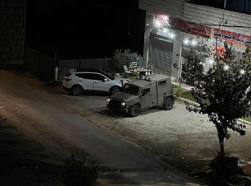 قوات الاحتلال تداهم محلاً تجارياً خلال اقتحام بلدة عورتا، جنوب نابلس بالضفة الغربية....