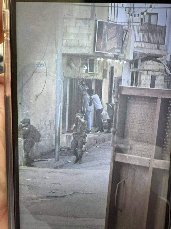 قوات الاحتلال تقتحم قرية عانين غرب جنين وتحتجز عددًا من الشبان وتنكل بهم....