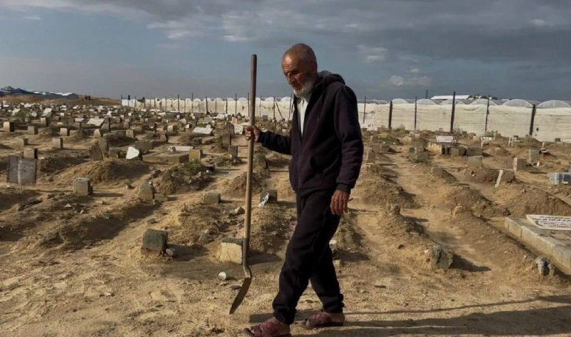 حانوتي خانيونس طافش أبو حطب: دفنت أكثر من 18 ألفا منذ بداية الحرب ونواجه أزمة تكدس القبور وغلاء أسعارها التي وصلت حاليا إلى نحو 300 دولار....