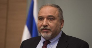 ليبرمان: جبهة مفتوحة في غزة، جبهة مفتوحة في لبنان، جبهة مفتوحة مع إيران — هل هذا هو...