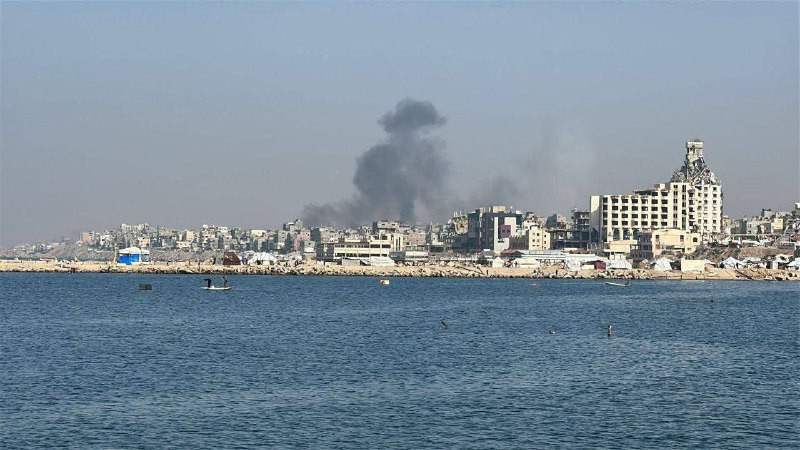 تصاعد كثيف لأعمدة الدخان بعد انفجار من مخلفات الاحتلال شمال غرب مدينة غزة....