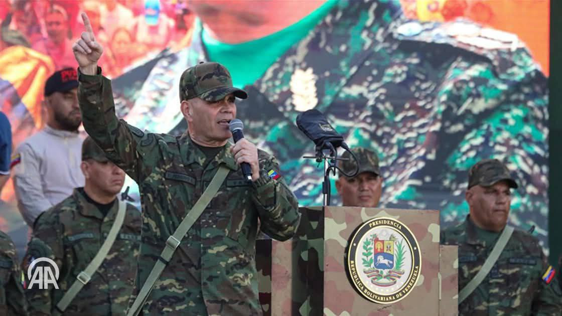 وزير الدفاع الفنزويلي فلاديمير بادرينو لوبيز:

❞لسنا عبيدا لأية إمبراطورية، وفنزويلا ردت ولا زالت على جميع التهديدات الأمريكية وهي مرفوعة الرأس❝

❞الو...