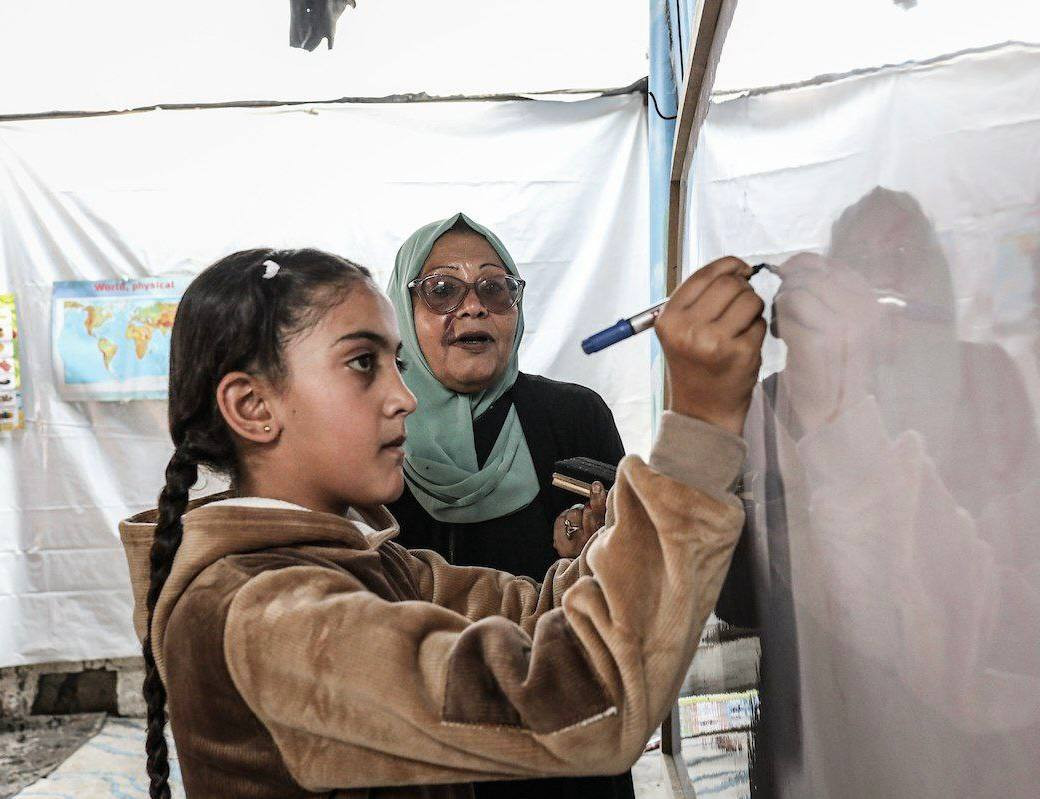 وكالة الأونروا:

▪️تُدير الأونروا 330 مساحة تعلم مؤقتة في 59 مركز إيواء، وتصل خدماتها إلى أكثر من 44,000 طفل وطفلة.

▪️يتلقى العديد من الأطفال في قطاع...