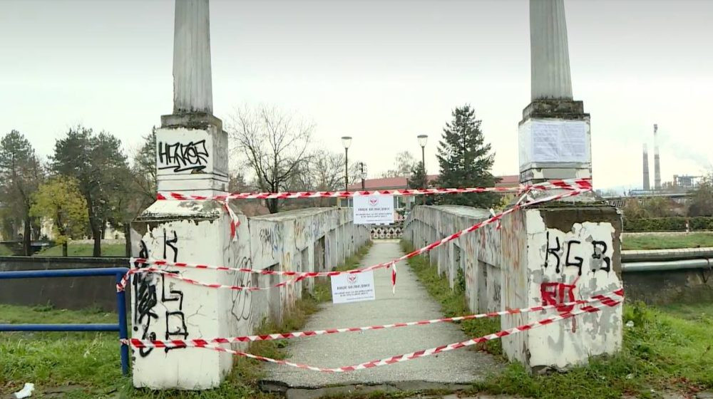 Pešački most preko Lepenice zabranjen za upotrebu, građani nastavljaju da prolaze: Proglašen za kulturno dobro