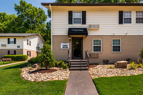 Arbor Creek leasing center.jpg