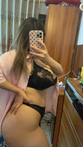 البوم نودز بنوتة كيرفى فاجرة تعرض جسمها يجنن تقلع ملط و تقفش في بزازها وتفرج في جسمها لصحبها 39 576x