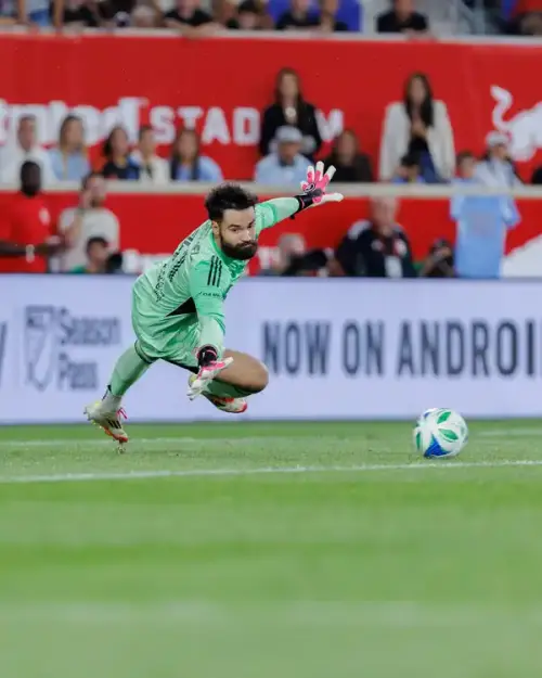 Dispensado na adolescência, Carlos Coronel retorna ao São Paulo e busca a redenção no gol