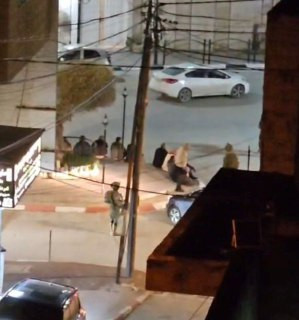 قوات الاحتلال تواصل اقتحام بلدة عنبتا شرق طولكرم وتحتجز عدد من المواطنين وتغلق الشارع الرئيسي...