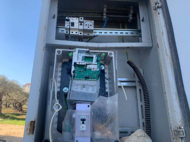 مستوطنون يقتحمون عمارة قيد الإنشاء في بلدة ترمسعيا شمال مدينة رام الله ويقومون بتحطيم عداد الكهرباء....