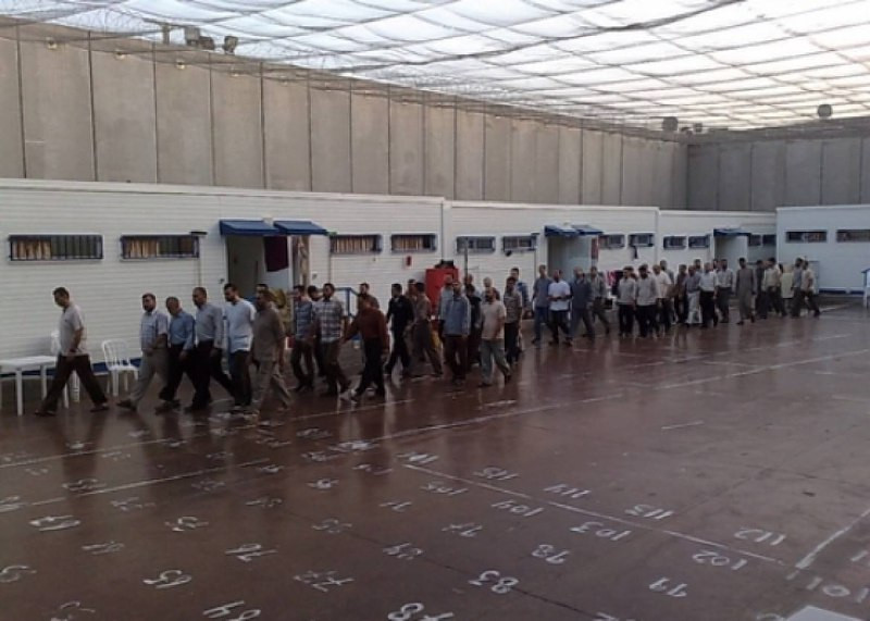 الشتاء يمثل وسيلة تعذيب إضافية داخل سجون الاحتلال، حيث يواجه الأسرى الفلسطينيون معاناة مضاعفة مع دخول فصل الشتاء، إذ يشكل البرد أداة تعذيب صامتة تنهش ...