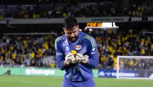 Carlos Coronel responde às críticas, ignora crise e firma acordo com o São Paulo por futuro promissor