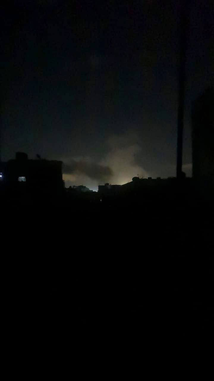 لحظة قصف طيران الاحتلال لمنطقة شرق مدينة غزة، قبل قليل....