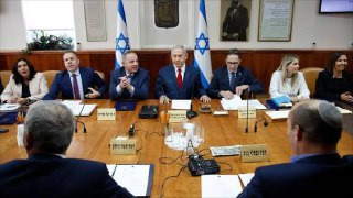 قناة 13 العبرية: اجتماع للكابنيت المصغر في هذه الأثناء لبحث ما سيحمله اجتماع نتنياهو مع ترمب يوم الإثنين المقبل....