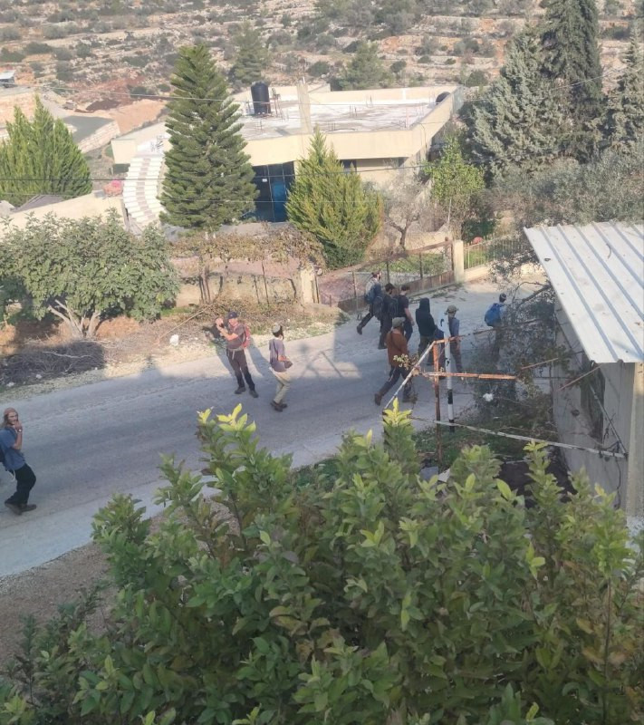 مستوطنون يقتحمون ضاحية خربة قيس واد الشاعر في مدينة سلفيت...