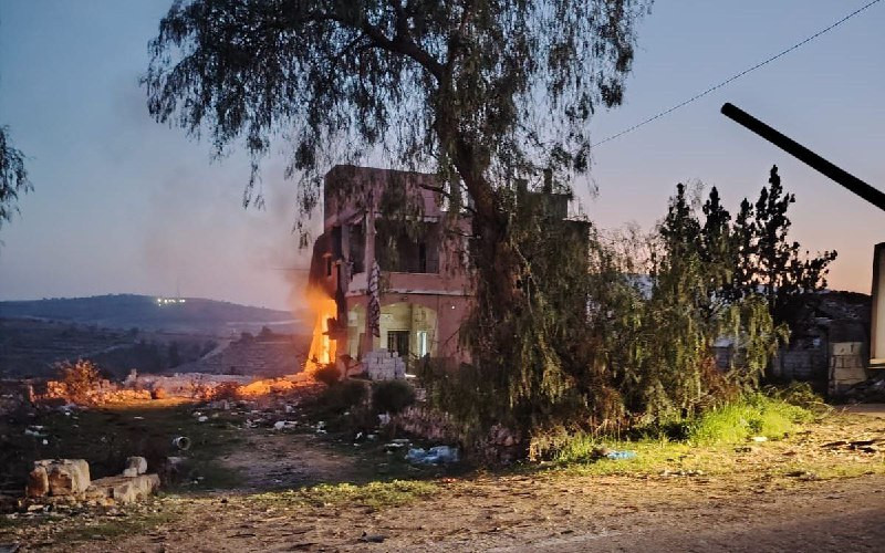 مصادر لبنانية: مسيرة إسرائيلية تلقي قنابل على أطراف بلدة بليدا وأدت إحداها إلى إشعال حريق في أحد المنازل...