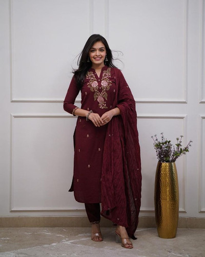 Ensemble kurti élégant bordeaux brodé avec dupatta Vêtements de fête et ethniques pour femme Costume.jpg