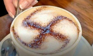تم فصل شاب من مطعم The Coffee Cup الشهير في بلدة هامبستد ببريطانيا، يوم أمس بعد أن أضاف رغوة من مسحوق الكاكاو على شكل صليب معقوف (علامة هتلر) إلى فنجا...