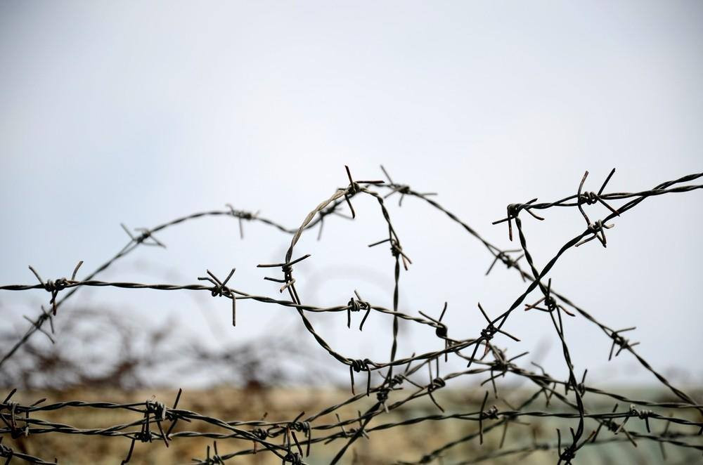 تحوّلت سياسة «التسييج» إلى أحد أخطر أدوات الاستيطان العشوائي في الضفة الغربية، حيث يقتحم مستوطنون أراضٍ فلسطينية خاصة ويحيطونها بأسلاك شائكة، مما يحول...