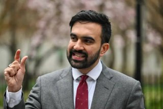 انتقدت القناة 14 الإسرائيلية قرار عمدة نيويورك إريك آدامز بإلغاء أوامر مكافحة ما يُسمّى «معاداة السامية»، ووصفت ذلك بمحاولة من ممداني لاستفزاز الجالية...