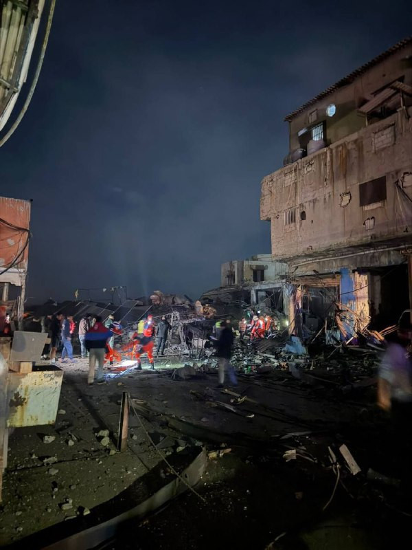 مصادر لبنانية: طيران الاحتلال يدمر مبنى بالكامل بعد استهدافه بغارة في المدينة الصناعية قرب صيدا جنوب لبنان...