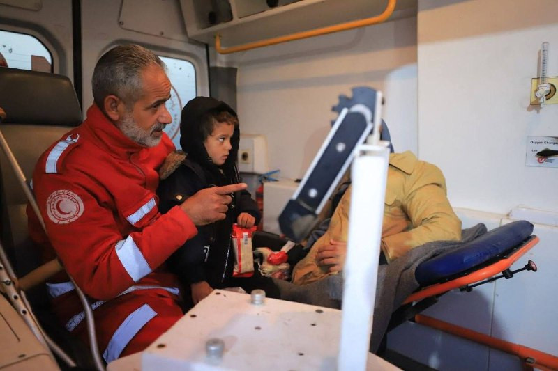 جانب من إجلاء عدد من المرضى بالتعاون بين الهلال الأحمر الفلسطيني ومنظمة الصحة العالمية من مستشفى المواصي الميداني في محافظة خانيونس، لاستكمال تلقي الع...