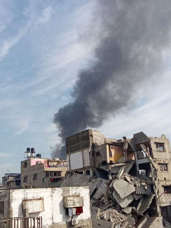 مسيرة للاحتلال تستهدف مولدا كهربائيا فوق سطح أحد المنازل قرب منطقة السنافور بحي التفاح شرقي غزة....