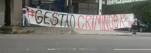 Torcedores do São Paulo cobram respostas e hostilizam Casares após reunião tumultuada